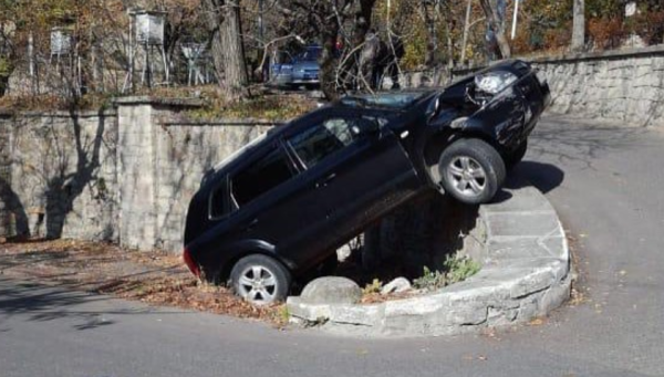Внедорожник повис на бетонном заборе в курортной зоне Железноводска
